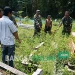 Danramil Kabuh Kapten (INF) Pujiono saat memantau Tempat Pemakaman Dusun Colo, Desa Sumbergondang, Kecamatan Kabuh. foto: rony suhartomo/ BANGSAONLINE