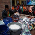 Bantuan untuk korban banjir Mojagung. foto: RONY S/ BANGSAONLINE.com 