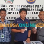 Petugas saat menunjukkan rokok yang berhasil diamankan. Foto: HENDRO SUHARTONO/BANGSAONLINE