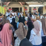 Ribuan emak-emak di Jatirejo, Kabupaten Mojokerto antusias sambut Paslon Mubarrok.