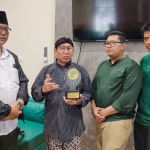 Dr (HC) Abdul Halim Iskandar, M.Pd, Menteri Desa PDTT menerima penghargaan dari Forkom Jurnalis Nahdliyin. foto: istimewa