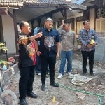 Pj Wali Kota Mojokerto bersama kepala Dikbud saat meninjau proyek Galeri Soekarno.