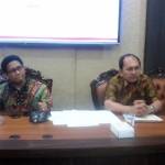 Ketua DPRD Jawa Timur, Abdul Halim Iskandar (kiri) didampingi Ketua Komisi A DPRD Jatim, Freddy Poernomo. Saat memberi keterangan kepada wartawan (4/3). foto: Didi Rosadi/BangsaOnline.com