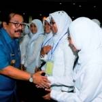 Gubernur Jawa Timur menyalami CPNS. Foto:nisa/HARIAN BANGSA