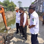 Wakil Bupati Pasuruan KH Mujib Imron saat memantau proses normalisasi Anak Sungai Wrati di Desa Legok.