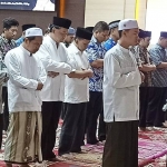 Kepala BPKAD, Dr. Jumadi beserta staf melaksanakan salat gaib untuk mendoakan almarhum Presiden RI ke-3, Prof BJ. Habibie. foto: ist