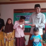 Achmadi saat membagikan sembako kepada anak yatim di Kecamatan Waru.