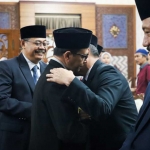 Pj. Bupati Pamekasan Masrukin saat memberikan selamat kepada pimpinan OPD yang baru dilantik.