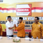 Penyerahan rekom dari Hanura untuk pasangan Syahrul di kantor DPC hanura Jombang. foto: BANGSAONLINE