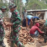 Tim TMMD ke-122 saat membongkar salah satu rumah warga. Foto: Ist.