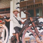Warga Desa Bono, Kecamatan Boyolangu, Tulungagung, Sunaryo, bersama dua sepeda kayunya.