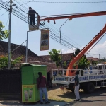 Penertiban jalur instalasi listrik untuk APJ Desa di Kabupaten Madiun.