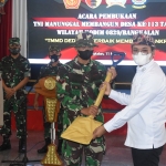 Pembukaan TMMD ke-113 ditandai penyerahan cangkul secara simbolis dari Bupati R Abdul Latif Amin Imron kepada Kasrem 084/BJ Kolonel Inf H. Sugiyono di Pendopo Agung Kabupaten Bangkalan, Kamis (12/5/2022).
