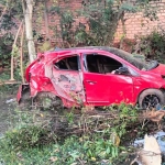 Kendaraan salah satu anggota Polres Sampang yang tewas usai menabrak pohon di Bangkalan.