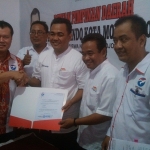 Ketua DPW Partai Perindo bersama Pasangan Wali. Foto: Soffan/BANGSAONLINE