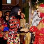 Bupati Tantri memberikan ucapan selamat kepada peserta nikah masal. foto: andi/ BANGSAONLINE
