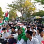 Ribuan warga Jombang saat mengikuti doa bersama untuk Palestina.