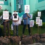Cak Anam mengerahkan massa melakukan aksi demo untuk mempertahankan Gudung Astranawa yang kini digugat PKB Jatim.  Foto: didi rosyadi