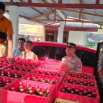 Ratusan botol minuman keras berbagai merek yang diamankan Polsek Kabuh Jombang