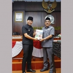 Bupati Trenggalek, Mochamad Nur Arifin, bersama Ketua DPRD Trenggalek, Samsul Anam.
