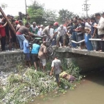 Evakuasi korban yang meninggal. foto: RONY S/ BANGSAONLINE