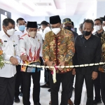 SIMBOLIS: Bupati Ahmad Muhdlor menggunting pita menandai soft launching RSUD Sidoarjo Barat, Jumat (1/4).