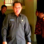 Kepala Dispenda Teguh G seusai diperiksa tim penyidik KPK. foto: Soffan Soffa/ BANGSAONLINE 