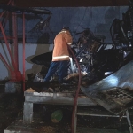 PMK yang melakukan pembasahan di shelter yang terbakar. (foto: TRIWIYOGA/ BANGSAONLINE)