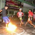 KICK OFF: Pertandingan perdana kompetisi sepak bola api digelar di halaman Kantor PCNU Magetan, Senin (4/4) malam. foto: dewi n.m/ BANGSAONLINE