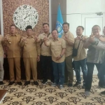 Bupati Lamongan, Yuhronur Efendi saat memberangkatkan Kontingen PWI Lamongan ke event PORWANAS ke XIII di Malang, Jawa Timur.