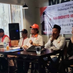 Ketua DPD PKS Kabupaten Kediri, Marenda Darwis, dan jajaran saat menggelar konferensi pers. Foto: Ist
