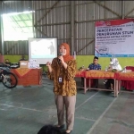 Ketua Tim Kerja Hubungan Antar Lembaga, AKIE, dan Kehumasan BKKBN Jawa Tengah, Nasri Yatiningsih, saat memberi pemaparan kepada peserta sosialisasi.