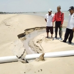 Warga bersama Pemdes Boncong dan Pemcam Bancar mendatangi lokasi pembuangan limbah milik PT. Nasional Indo Mina yang dialirkan ke laut.