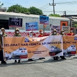 Para siswa-siswi SMP Muhammadyah 11 Surabaya saat melakukan aksi simpatik di perlintasan sebidang Jalan Demak.