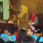 Staf Ahli Bupati, Indah Sofiana ketika menemui anak-anak TK. foto: syuhud/ BANGSAONLINE