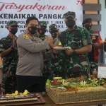 Kapolres Gresik AKBP Mochamad Nur Azis menyerahkan potongan nasi tumpeng kepada Dandim 0817/Gresik, Letkol Inf Ahmad Saleh Rahanar.