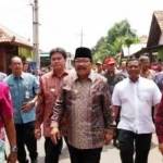 Bupati Mojokerto terpilih, MKP saat mendampingi Gubernur Jatim Soekarwo saat kunjungi kampung Majapahit, Trowulan. foto: beritajatim