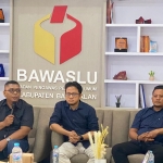 Bawaslu Bangkalan saat memberi keterangan pers (dok. Ist)