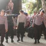 SIAGA - Satu kompi Brimob Polda Jatim dikirim untuk menambah kekuatan pengamanan kantor KPU Mojokerto. (gunadhi/BANGSAONLINE)