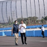 Presiden Jokowi dan Gubernur Anies Baswedan menunjukkan kemesraan politik di Sirkuit Formula E, Senin (25/4/2022). Foto: Instagram Anies Baswedan