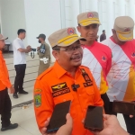 Pj. Bupati Pasuruan Andriyanto memberikan keterangan usai mengikuti apel kesiapan personel dan peralatan di Halaman Gedung Putih Kompleks Perkantoran Raci, Rabu (15/11/2023).
