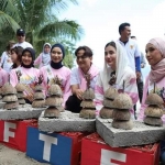 Bupati Arifin (tengah) didampingi Istri dan para Finalis POI di Pantai Mutiara Trenggalek.