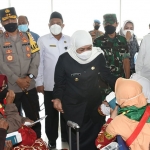 Gubernur Jatim, Khofifah Indar Parawansa, saat melepas Jemaah Umrah dari Bandar Udara Internasional Juanda.
