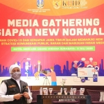 Khofifah saat menjadi keynote speaker dalam acara Media Gathering, di Hotel Mercure Grand Mirama Surabaya, Jalan Darmo Surabaya, Kamis (9/7).