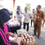 Pj Wali Kota Batu saat meninjau Gerakan Pangan Murah.