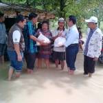 Bupati dan Wabup Sambari-Qosim memberikan bantuan korban banjir usai nyoblos.foto:syuhud/bangsaonline