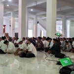  Ribuan koordinator tingkat Kecamatan (Korcam) dan Koordinator tingkat Desa (Kordes) se-Kecamatan Bangsal Mojokerto saat melakukan konsolidasi di Bendunganjati Pacet Mojokerto, Senin (16/9/2024). Foto: MMA/bangsaonline