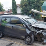 Kondisi mobil Toyota Calya yang rusak parah di bagian depan usai menabrak tiang PJU di Jalan Nasional, tepatnya di Desa Tejo, Kecamatan Mojoagung, Kabupaten Jombang, Selasa (26/04/2022)