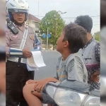Tangkapan layar video viral anak menangis saat ditilang polisi di Jombang.