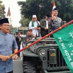 Wali Kota Sutiaji saat memberangkatkan rombongan kirab panji NU dari depan Masjid Agung Kota Malang.